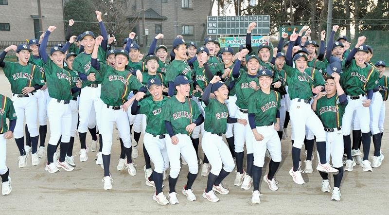 春夏通じて初めての甲子園となる選抜大会出場が決まり喜ぶ千葉黎明の選手たち＝２４日午後、八街市の同校
