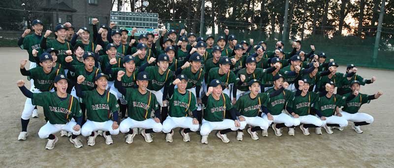 選抜大会初出場が決まり、喜ぶ千葉黎明の選手たち＝２４日、八街市