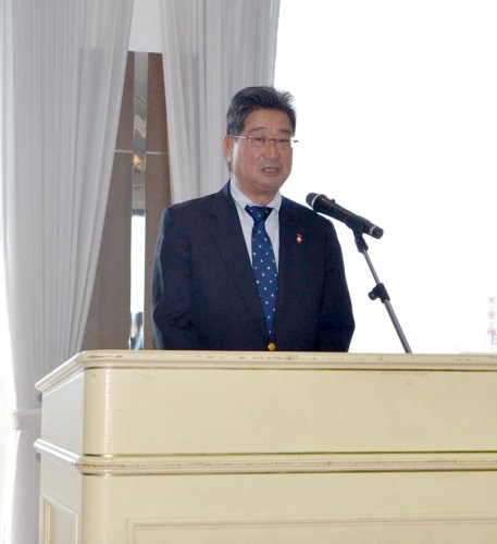 新年懇談会であいさつする県漁連の坂本会長＝千葉市中央区
