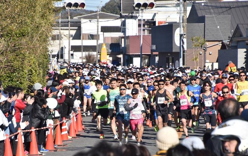 観衆が見守る中、勢いよく走り出すフルマラソンの参加者＝２６日、館山市

