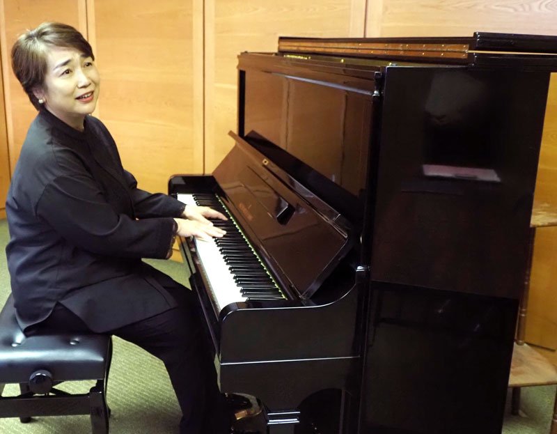 君津市役所の応接室にも設置された「松本ピアノ」。石井宏子市長が訪れた人にＰＲする＝君津市