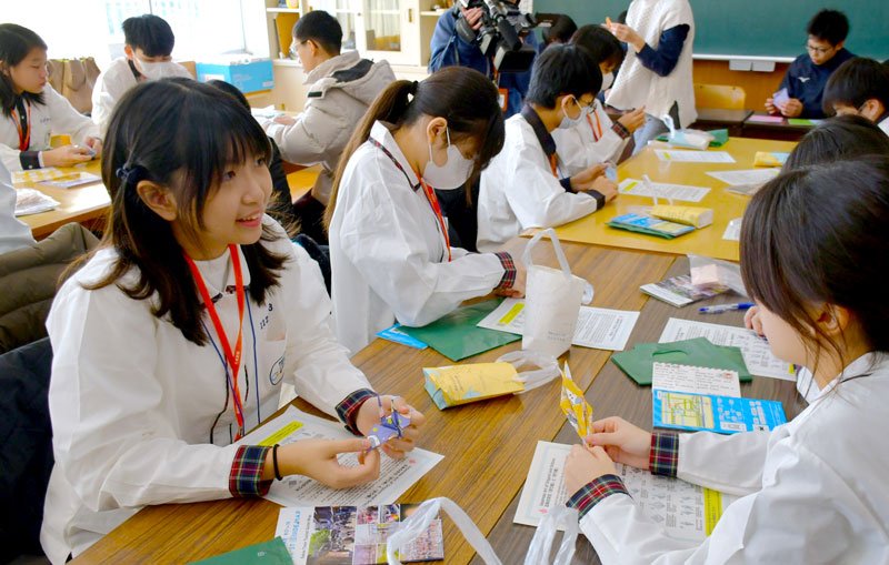 折り紙で鶴を折り、日本文化体験を楽しむ台湾の生徒ら＝栄町