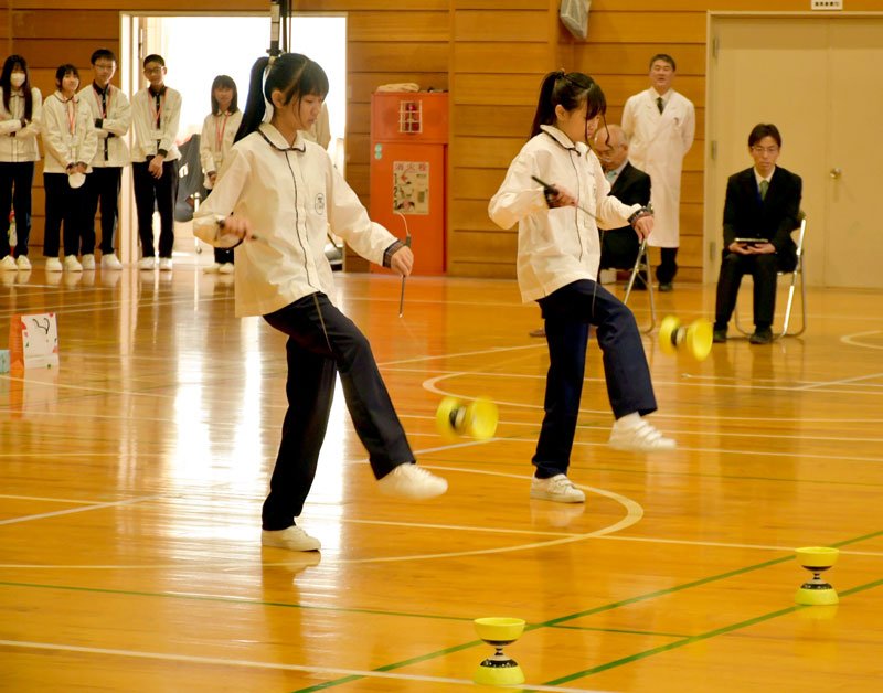 台湾生徒と文化交流　折り紙体験、踊りも　栄の中学生