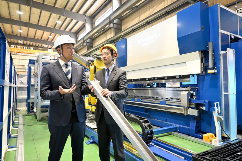 熊谷俊人知事（右）が視察に訪れ、新製品について解説する吉野友章ＣＥＯ＝２０２４年１２月１２日、千葉市緑区の吉野機械製作所第１工場
