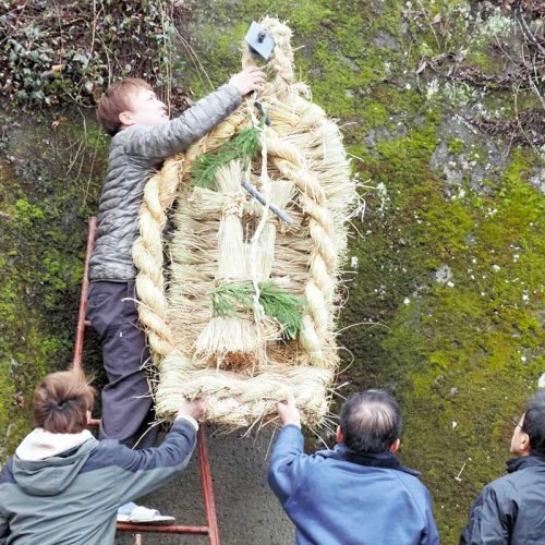 集落の境に大わらじをつり下げる住民＝２日、富津市
