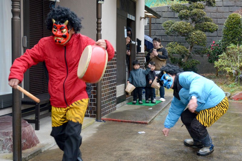 「鬼は外」と威勢よく節分の豆まきをする子どもら＝２日、御宿町