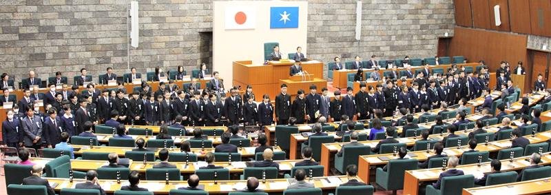 各大会で最優秀成績を収め、表彰された児童生徒ら＝県議会本会議場
