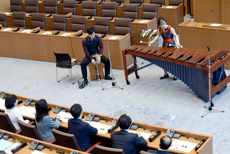 千葉市議会定例会の開会を前に開かれた「議場コンサート」で演奏する亀井さん（右）、曲淵さん＝５日、同市議会議場
