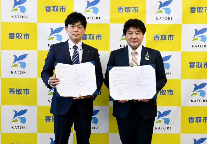 協定を結んだ伊藤市長（右）と諏訪社長＝香取市役所