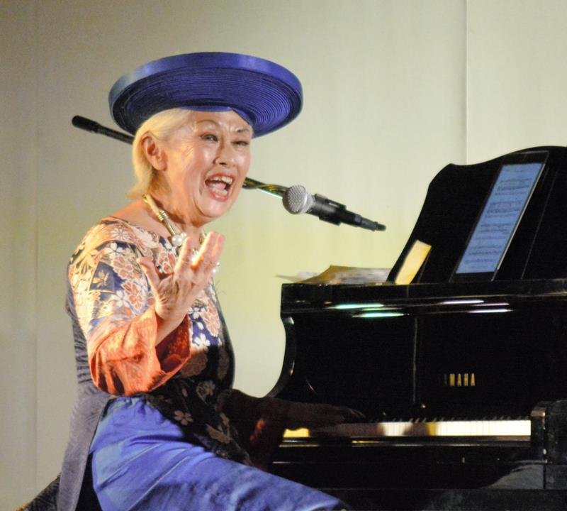 チャリティーコンサートで力強い歌声を披露するケイコ・ボルジェソンさん＝御宿町

