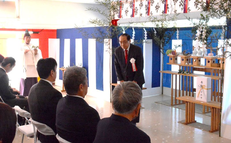 安全祈願祭で玉串をささげた太田市長＝いすみ市