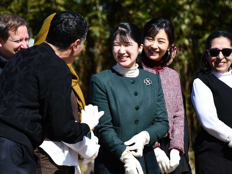 駐日外国大使らと談笑する愛子さま（中央）と佳子さま（右隣り）＝１４日、市川市