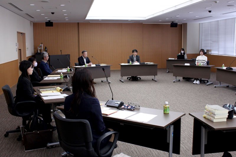 裁判員経験者と法曹三者が参加した意見交換会＝５日、千葉市中央区の千葉地裁