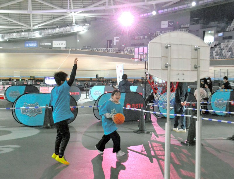 リーグの試合会場となる「ＴＩＰＳＴＡＲ　ＤＯＭＥ　ＣＨＩＢＡ」で開かれたイベントでバスケを楽しむ子どもたち＝千葉市中央区