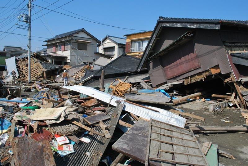 東日本大震災の津波で倒壊した家屋＝２０１１年３月１３日、旭市