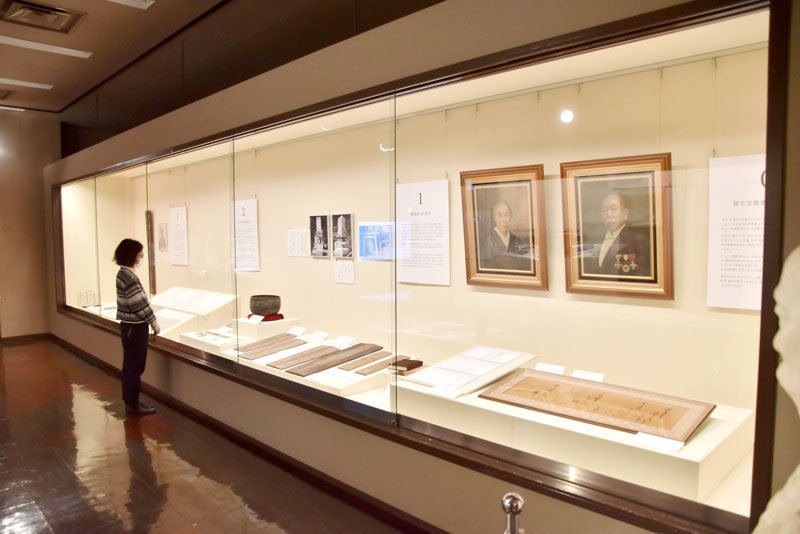 福原有信の生い立ちや事績、館山との関わりを示す貴重な資料が並ぶ企画展＝館山市