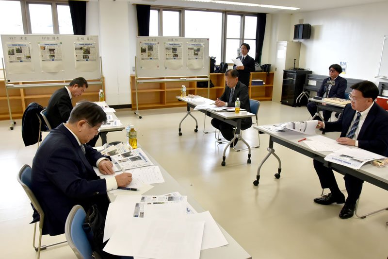 児童が執筆した新聞をチェックする審査員ら＝船橋市
