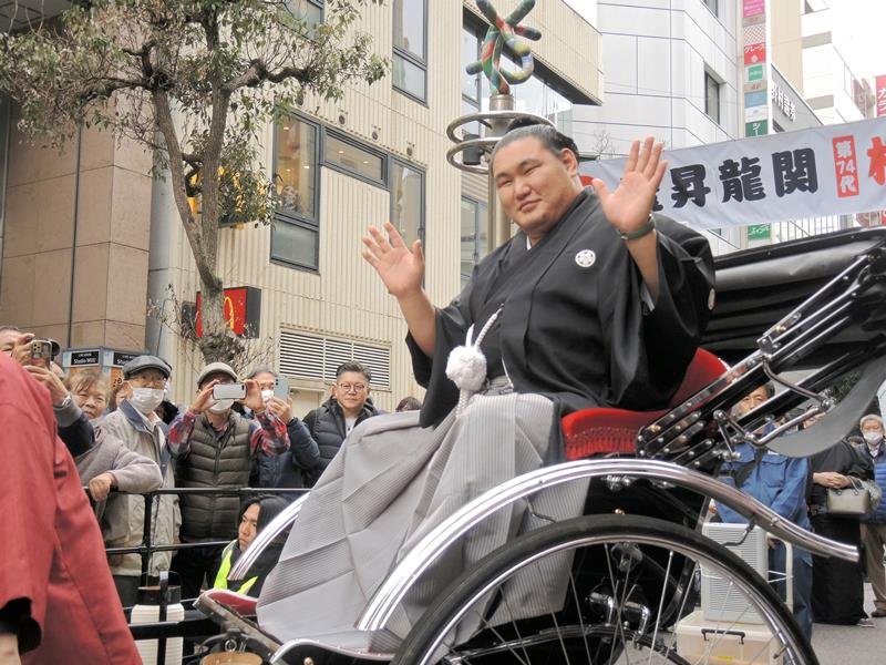 豊昇龍関が“日本のふるさと”柏でパレード　横綱昇進「応援のおかげ」　２万５千人が祝福