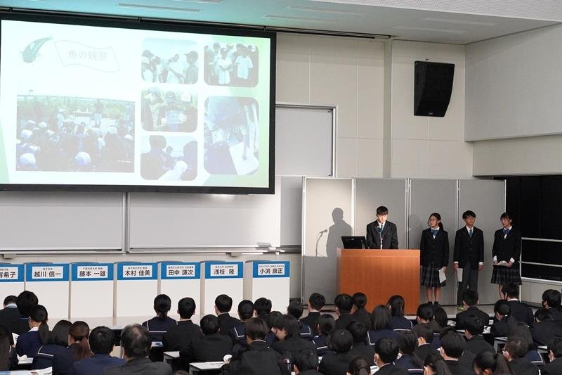 シンポジウムで環境学習の様子を紹介する中学生＝銚子市
