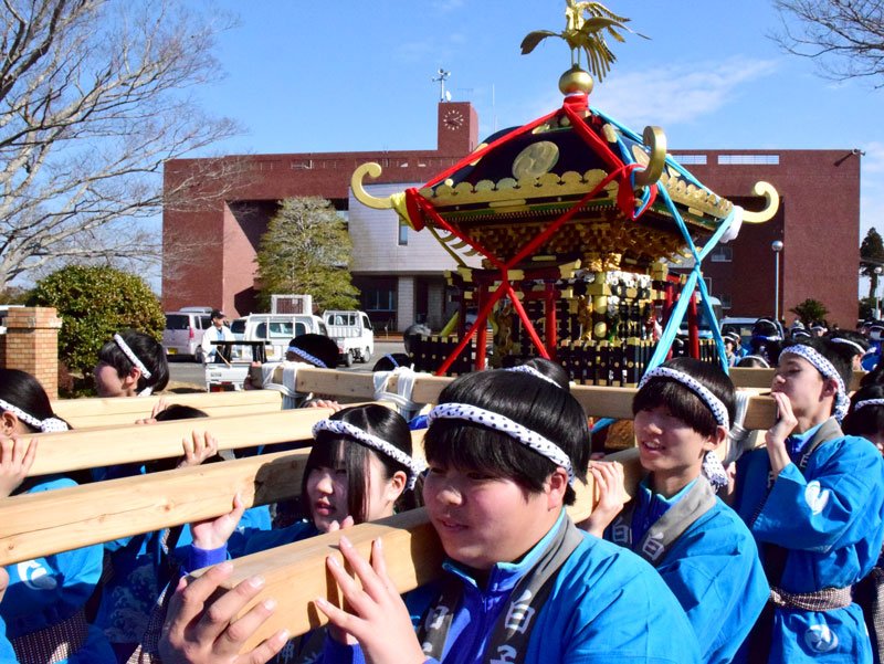みこしを担いで白子町役場を出発する生徒たち＝２８日、同町
