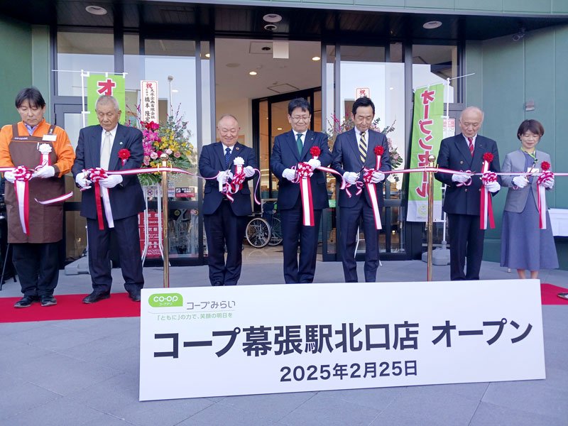 テープカットしてオープンを祝う神谷市長（左から４人目）ら＝千葉市花見川区