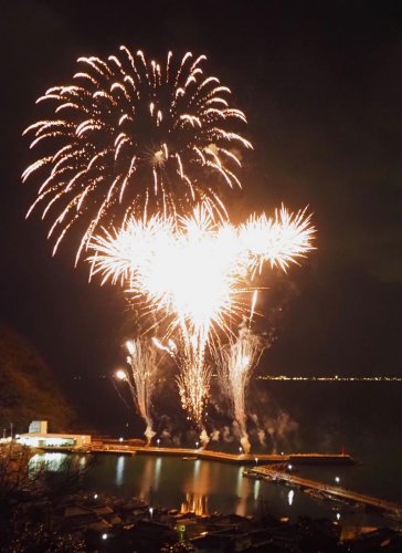 竹岡漁港で打ち上げられた東日本大震災追悼の花火＝９日夜、富津市
