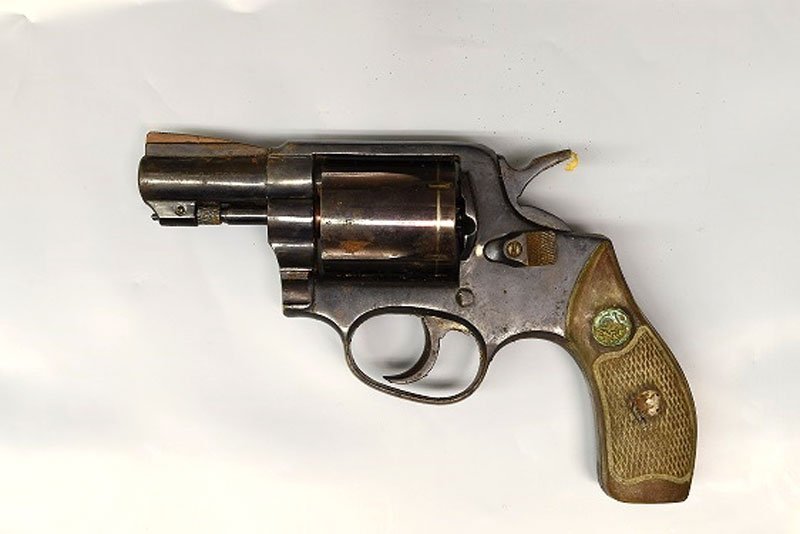 君津市の容疑者宅から押収された回転式拳銃（千葉県警提供）