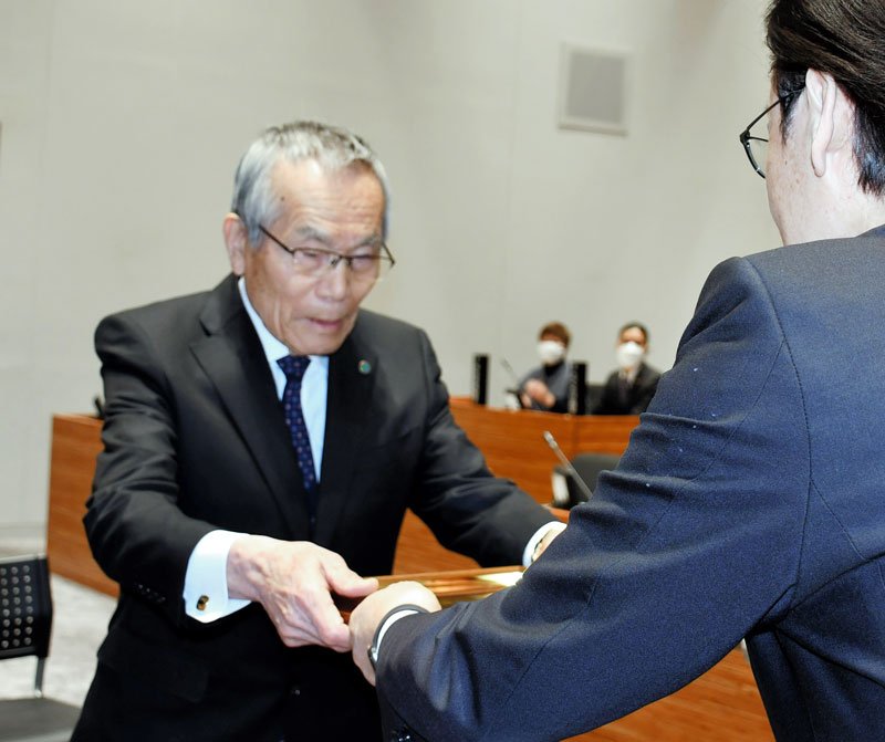 田中市長（右）から表彰盾を受け取る滝沢さん＝市川市