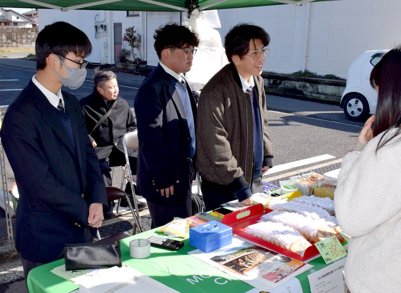 開発に携わった新商品「本納絵馬クッキー」を販売する茂原樟陽高校の生徒たち＝９日、茂原市