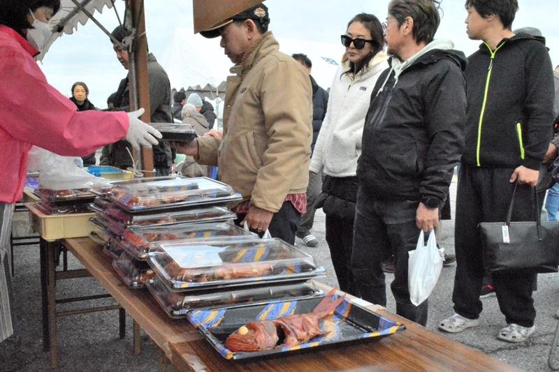 １００品限定でキンメダイの煮付けが格安で販売され、買い求める多くの来場者＝１５日、御宿町
