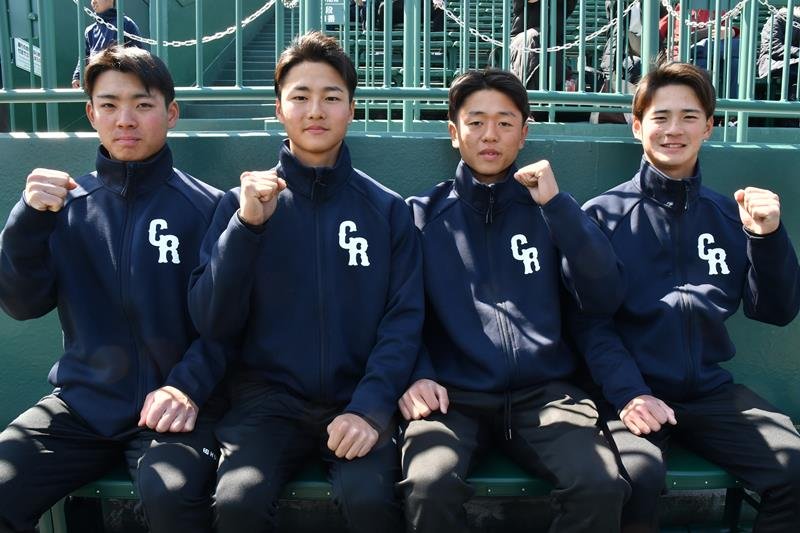 八街ファイターズＯＢで千葉黎明の（左から）篠原、岩田、垣花、林＝１８日、甲子園
