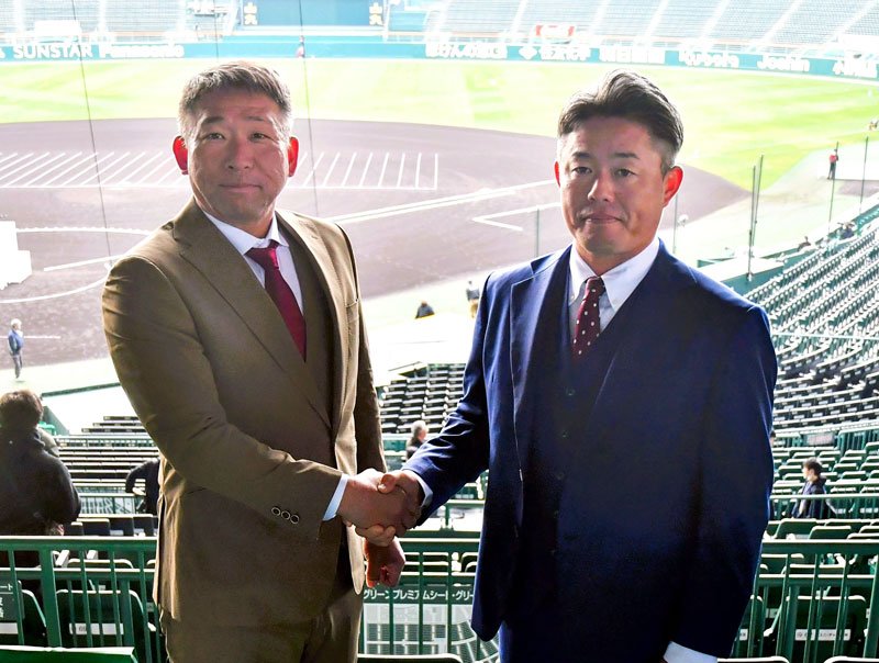 初戦に向けた対談で握手を交わす千葉黎明の中野監督（右）と智弁和歌山の中谷監督＝甲子園