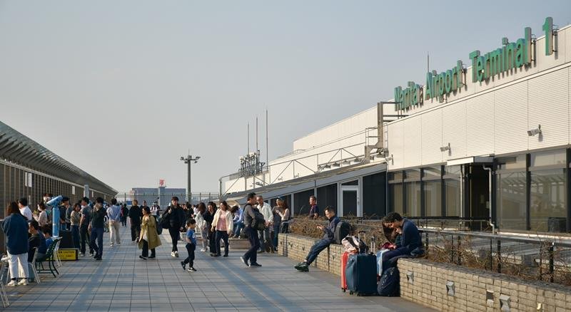 航空機を眺めようと訪れた人々でにぎわう成田空港第１ターミナルの展望デッキ＝成田市
