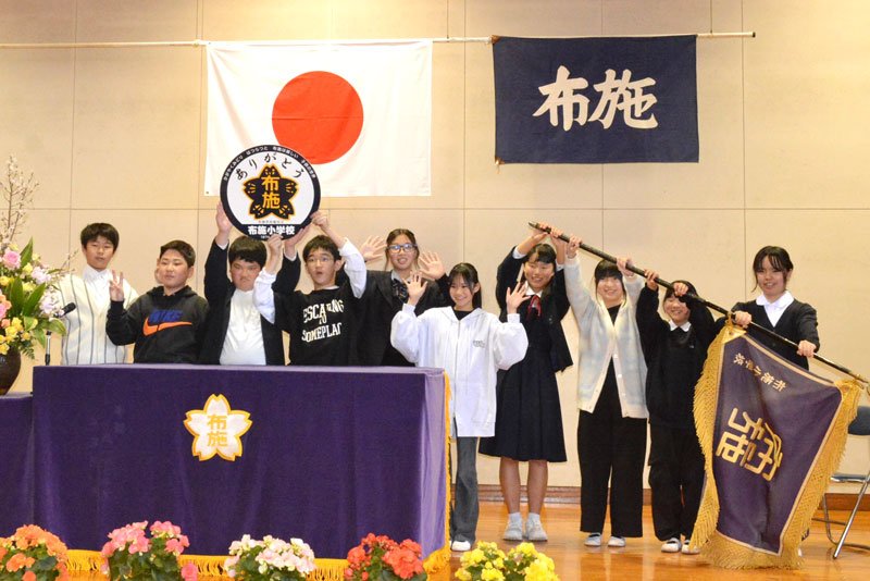 閉校式には多くの卒業生も駆けつけ学びやとの別れをしのんだ＝２２日、御宿町