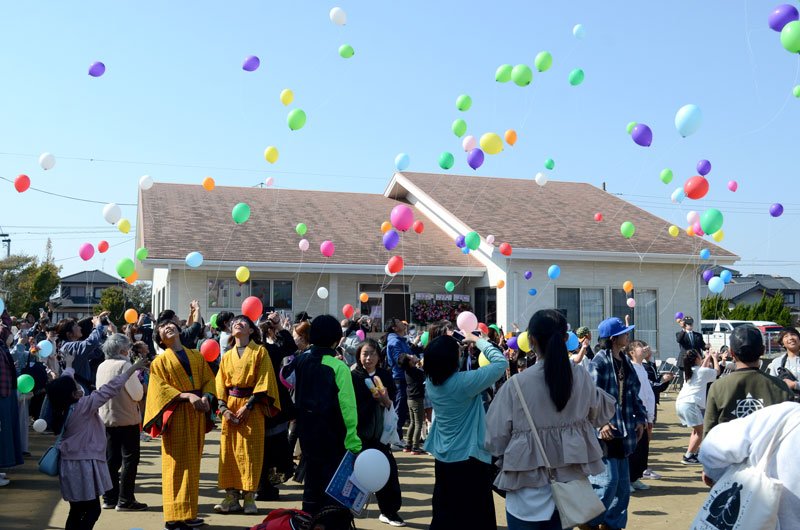 ときがね片貝幼稚園から大空へ放たれた風船。イベントには町内の獅子舞団体なども参加し、多くの人が園に感謝を伝えた＝２２日、九十九里町