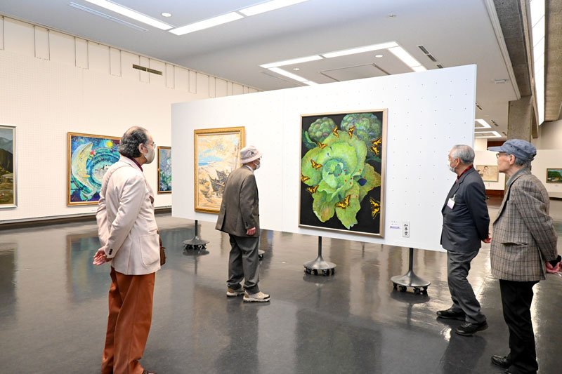 知事賞に輝いた湯浅ふさ子さんの作品「何処へ」を鑑賞する前嶋会長（左）＝２５日、千葉市中央区の県立美術館
