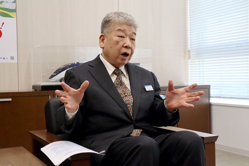 インタビューに応じる京成電鉄の小林敏也社長＝２５日、市川市