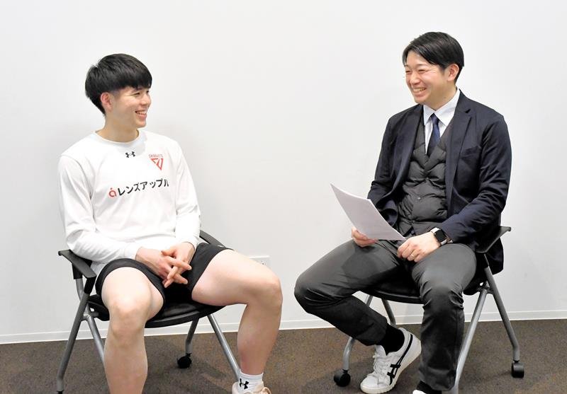 元千葉ジェッツ選手の教諭で、市立船橋高校男子バスケ部監督の星野さん（右）と対談し、質問に笑顔で答える千葉ジェッツ・瀬川選手＝八千代市のロックアイスベース