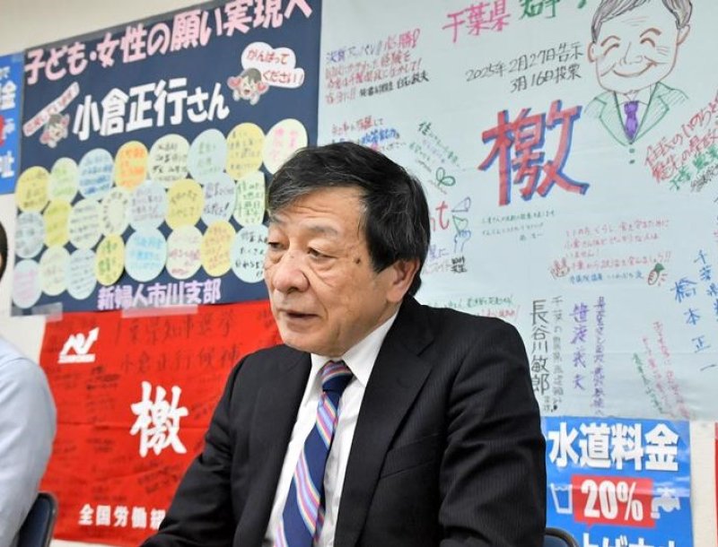神妙な面持ちで選挙戦を振り返る小倉氏＝１６日、千葉市中央区