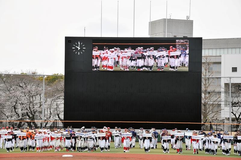 内野に整列する地元野球チーム＝３０日、市川市の国府台スタジアム