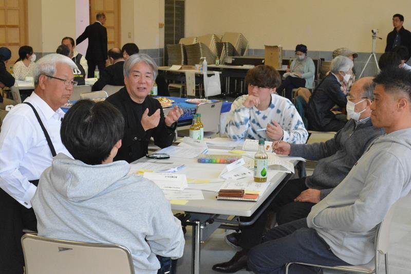 グループごとに町づくりについて意見を交わす参加者ら＝御宿町役場
