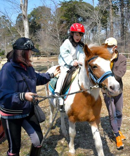 体の大きなポニーにまたがり乗馬を楽しむ子ども＝富里市
