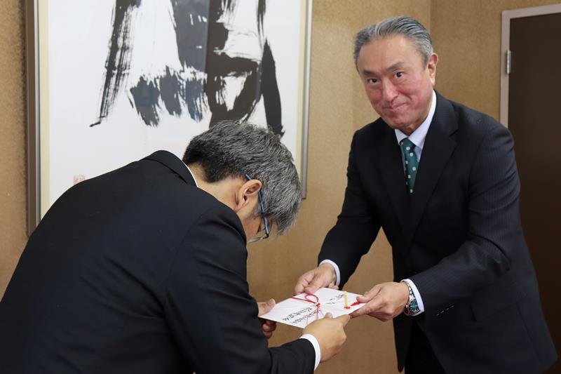 寄付目録を手渡す市原会長（右）
