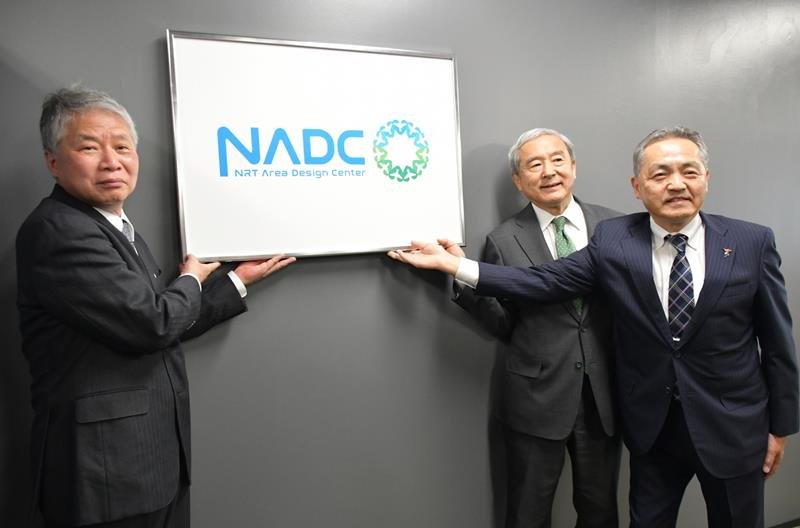 ＮＲＴエリアデザインセンターのロゴマークを掲げる（左から）石田センター長、田村社長、穴沢副知事＝１日、成田市の成田空港
