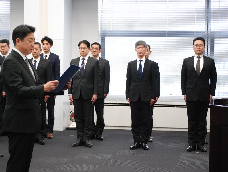 発足式で決意を述べる本田室長（左手前）＝１日、千葉市中央区の県警本部
