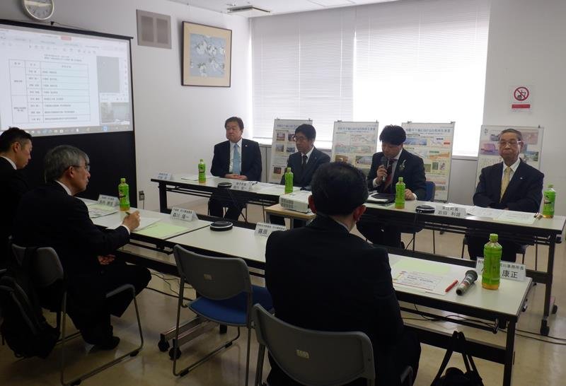 利根川下流域の環境保全や魅力的な地域づくりの実現に向け、設立された協議会で話し合う首長ら＝香取市（利根川下流河川事務所提供）
