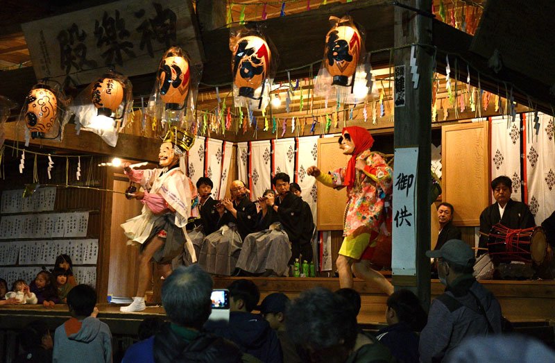 五穀豊穣を願い、長年の伝統を誇る「笹川の神楽」が奉納された＝５日、東庄町の諏訪大神
