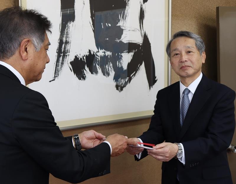 中元広之理事長から目録を受け取る花島恭一会長（右）
