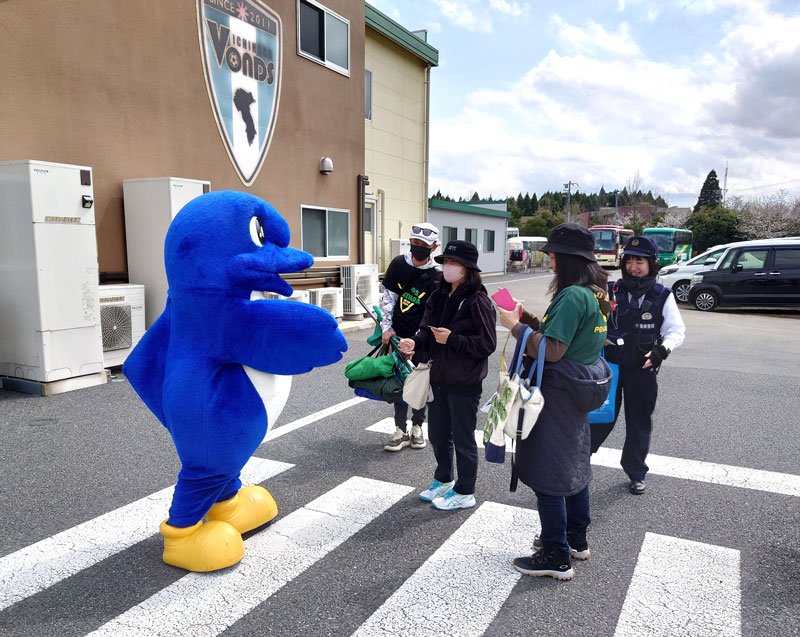 県警のマスコットキャラクターのシーポックも駆け付け、電話ｄｅ詐欺防止や交通安全を呼びかけ＝市原市喜多のＶＯＮＤＳグリーンパーク
