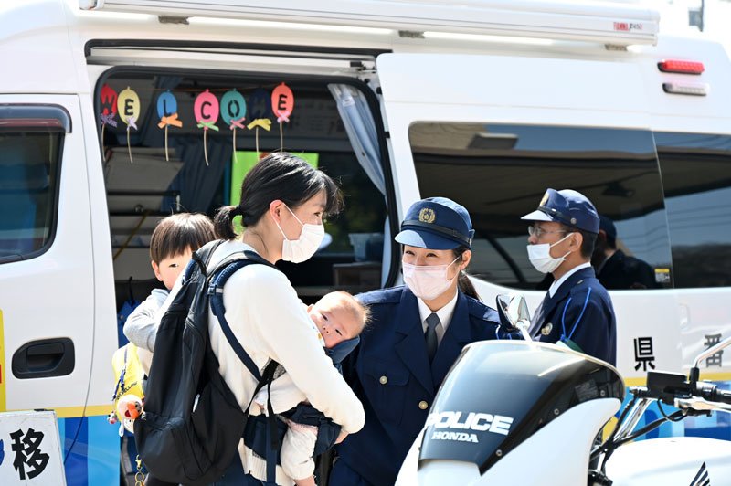 親子連れに話しかける千葉北署員＝７日、千葉市稲毛区
